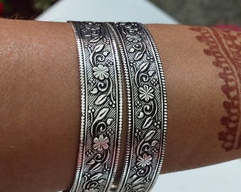 花柄の彫刻が施された調節可能なシルバーバングル ヴィンテージ彫刻花柄シルバーバングルブレスレット、ユニークな職人の