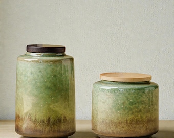 Tarro de té de cerámica japonesa hecho a mano, tarro de matcha con esmaltado de musgo verde Wabi Sabi y tapa de madera, recipiente para guardar hojas de té zen, regalo de cerámica único.