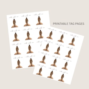 Pu&ograve; includere: Due fogli di pagine di tag stampabili con un'illustrazione ad acquerello di una figura in una veste che cammina su una collina. La frase "walk with me" &egrave; scritta in un carattere script sopra ogni immagine. Il testo "PRINTABLE TAG PAGES" &egrave; anch'esso visibile.