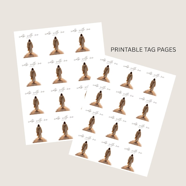 Pu&ograve; includere: Due fogli di pagine di tag stampabili con un'illustrazione ad acquerello di una figura in una veste che cammina su una collina. La frase "walk with me" &egrave; scritta in un carattere script sopra ogni immagine. Il testo "PRINTABLE TAG PAGES" &egrave; anch'esso visibile.