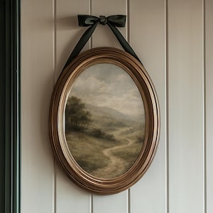 Pode incluir: Pintura de paisagem oval emoldurada em ouro. A obra retrata um caminho sinuoso atrav&eacute;s de uma colina gramada, com &aacute;rvores e montanhas ao fundo. Uma fita verde escura &eacute; amarrada no topo para pendurar.