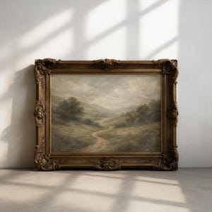 Pode incluir: Pintura de paisagem antiga em uma moldura dourada muito ornamentada. A obra de arte retrata um caminho sinuoso atrav&eacute;s de um vale com &aacute;rvores e um c&eacute;u nublado. A moldura tem detalhes de volutas e elementos decorativos nos cantos.