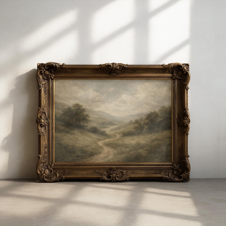 Pode incluir: Pintura de paisagem antiga em uma moldura dourada muito ornamentada. A obra de arte retrata um caminho sinuoso atrav&eacute;s de um vale com &aacute;rvores e um c&eacute;u nublado. A moldura tem detalhes de volutas e elementos decorativos nos cantos.