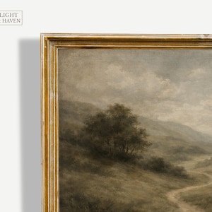Pode incluir: Uma pintura de paisagem antiga em uma moldura dourada. A obra de arte retrata um caminho sinuoso atrav&eacute;s de um campo gramado, levando a colinas onduladas sob um c&eacute;u nublado. A pintura tem uma paleta de cores suaves de verdes, marrons e cinzas.