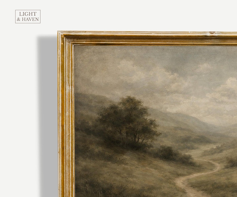 Pode incluir: Uma pintura de paisagem antiga em uma moldura dourada. A obra de arte retrata um caminho sinuoso atrav&eacute;s de um campo gramado, levando a colinas onduladas sob um c&eacute;u nublado. A pintura tem uma paleta de cores suaves de verdes, marrons e cinzas.
