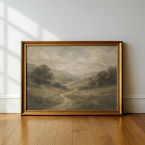 Pode incluir: Uma pintura de paisagem emoldurada com uma moldura dourada ornamentada. A obra de arte retrata um caminho sinuoso atrav&eacute;s de um vale com &aacute;rvores e colinas sob um c&eacute;u nublado. A paleta de cores &eacute; suave com tons de verde, castanho e cinza.