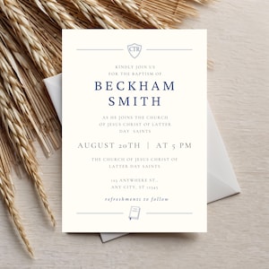 Könnte beinhalten: Eine Einladungskarte zur Taufe mit cremefarbenem Hintergrund und marineblauem Text. Der Text lautet "Kindly join us for the baptism of Beckham Smith" und enthält Datum, Uhrzeit und Ort. Oben befindet sich ein kleines Schildlogo.