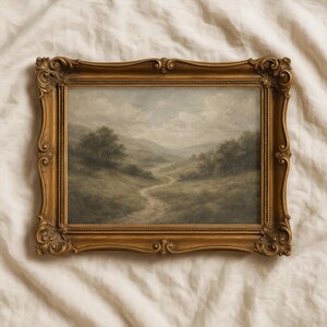 Pode incluir: Pintura de paisagem antiga em uma moldura dourada ornamentada. A obra de arte retrata um caminho sinuoso atrav&eacute;s de um vale com &aacute;rvores e colinas onduladas sob um c&eacute;u nublado. A moldura tem detalhes de rolagem e um acabamento quente e envelhecido.
