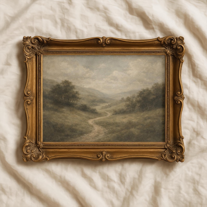 Pode incluir: Pintura de paisagem antiga em uma moldura dourada ornamentada. A obra de arte retrata um caminho sinuoso atrav&eacute;s de um vale com &aacute;rvores e colinas onduladas sob um c&eacute;u nublado. A moldura tem detalhes de rolagem e um acabamento quente e envelhecido.