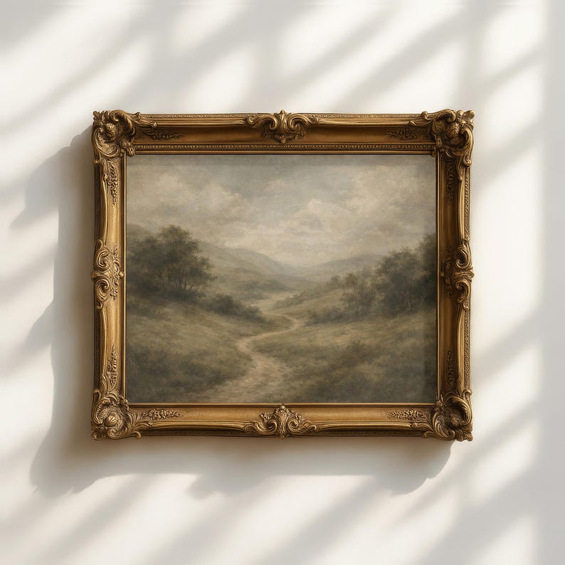 Pode incluir: Pintura de paisagem antiga em uma moldura dourada ornamentada. A obra retrata um caminho sinuoso atrav&eacute;s de um vale com &aacute;rvores e colinas sob um c&eacute;u nublado. A moldura tem entalhes detalhados.
