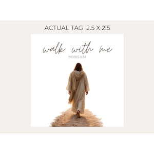 Pu&ograve; includere: Un'etichetta con il testo "walk with me" e "Moses 6:34". L'immagine mostra una persona in una lunga veste che cammina su un sentiero sabbioso. L'etichetta misura 6,35 cm x 6,35 cm.
