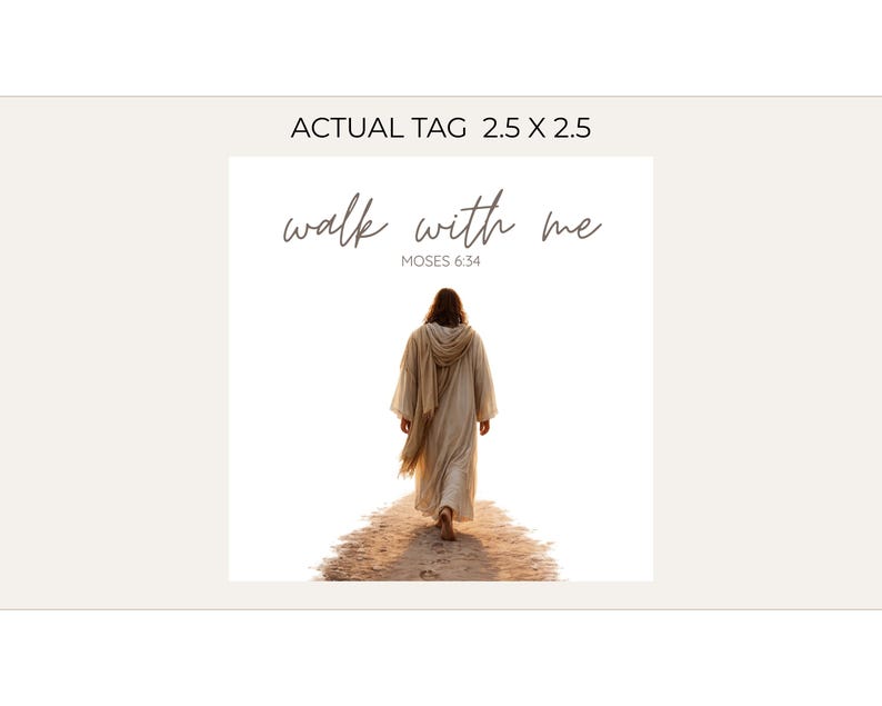 Pu&ograve; includere: Un'etichetta con il testo "walk with me" e "Moses 6:34". L'immagine mostra una persona in una lunga veste che cammina su un sentiero sabbioso. L'etichetta misura 6,35 cm x 6,35 cm.
