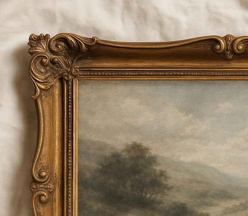 Pode incluir: Uma pintura de paisagem em uma moldura dourada ornamentada. A pintura retrata um c&eacute;u nublado sobre um terreno montanhoso com uma &aacute;rvore em primeiro plano. A moldura tem entalhes detalhados e um tom dourado quente.