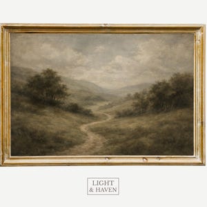Puede incluir: Una pintura de paisaje enmarcada con un marco dorado ornamentado. La obra de arte representa un camino sinuoso a través de un valle, con árboles y colinas bajo un cielo nublado. La pintura tiene una paleta de colores apagados de verdes, marrones y grises. El texto "LIGHT & HAVEN" está en la parte inferior.