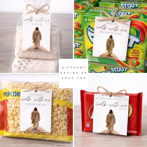 Pu&ograve; includere: Bigliettini regalo con la scritta "walk with me" e l'immagine di una persona che cammina su un sentiero. I bigliettini sono attaccati a vari oggetti, tra cui popcorn, caramelle e snack confezionati. I bigliettini hanno frasi diverse.
