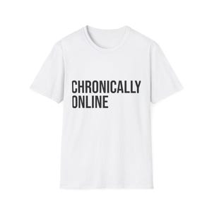 Può includere: T-shirt bianco con la scritta nera "CHRONICALLY ONLINE". La maglietta ha un girocollo e maniche corte. Il testo è centrato sulla parte anteriore del capo.
