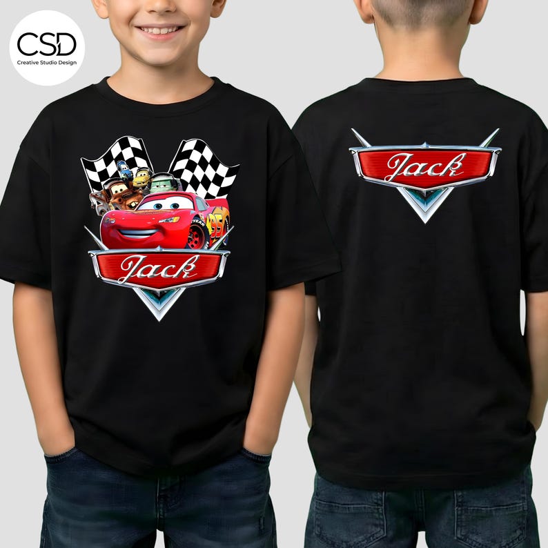 Puede incluir: Camiseta negra con un gr&aacute;fico del personaje Rayo McQueen de la pel&iacute;cula Cars, con el nombre "Jack" en un dise&ntilde;o rojo y blanco. La parte trasera de la camiseta tambi&eacute;n tiene el nombre "Jack" en un dise&ntilde;o similar.
