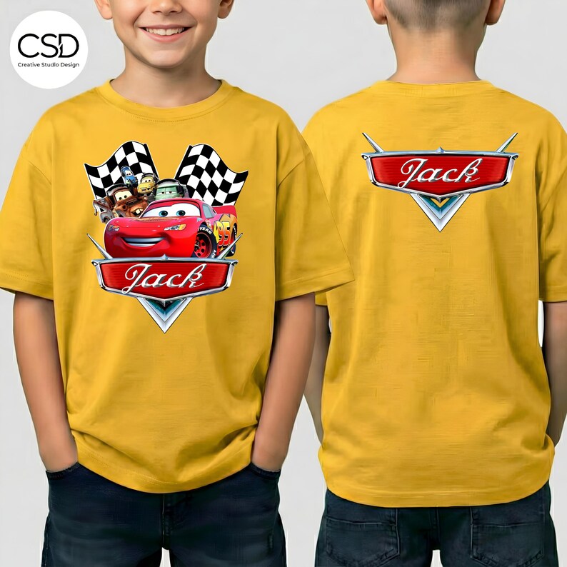 Puede incluir: Camiseta amarilla mostaza con un gr&aacute;fico del personaje Rayo McQueen de la pel&iacute;cula Cars, con el nombre "Jack" en rojo. La parte trasera de la camiseta tambi&eacute;n muestra el nombre "Jack" en un emblema rojo. La camiseta tiene mangas cortas.