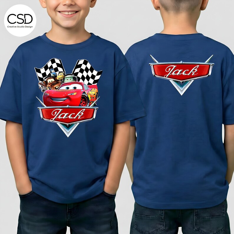 Puede incluir: Camiseta azul marino con un dise&ntilde;o de la pel&iacute;cula Cars, incluyendo a Rayo McQueen, y el nombre "Jack" en una pancarta roja en la parte delantera. La parte trasera de la camiseta tambi&eacute;n muestra el nombre "Jack". La camiseta tiene mangas cortas.