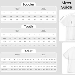 Puede incluir: Una gu&iacute;a de tallas de camisetas blanca con medidas en pulgadas y cent&iacute;metros. La gu&iacute;a incluye tallas para ni&ntilde;os peque&ntilde;os, j&oacute;venes y adultos, detallando ancho, largo y largo de manga.