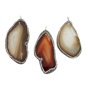 JUMBO Vrije-vorm natuurlijke agaathanger met strassteentjes en verzilverde borgtocht (S93B14-02)