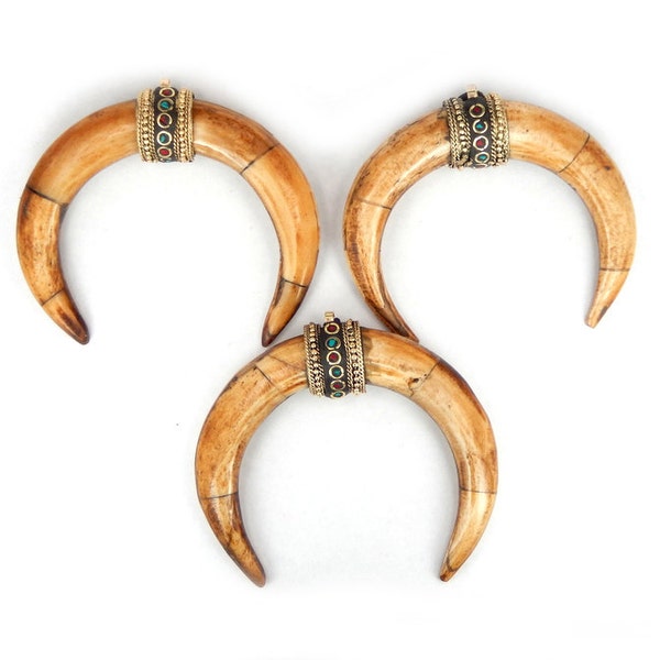 Colgante de doble cuerno en forma de medialuna de color marrón con banda de latón con detalles en turquesa y coral rojo (S86B32-03)