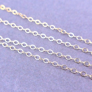 K&ouml;nnte beinhalten: Nahaufnahme einer goldenen Kettenkette mit mehreren Str&auml;ngen ovaler Glieder.