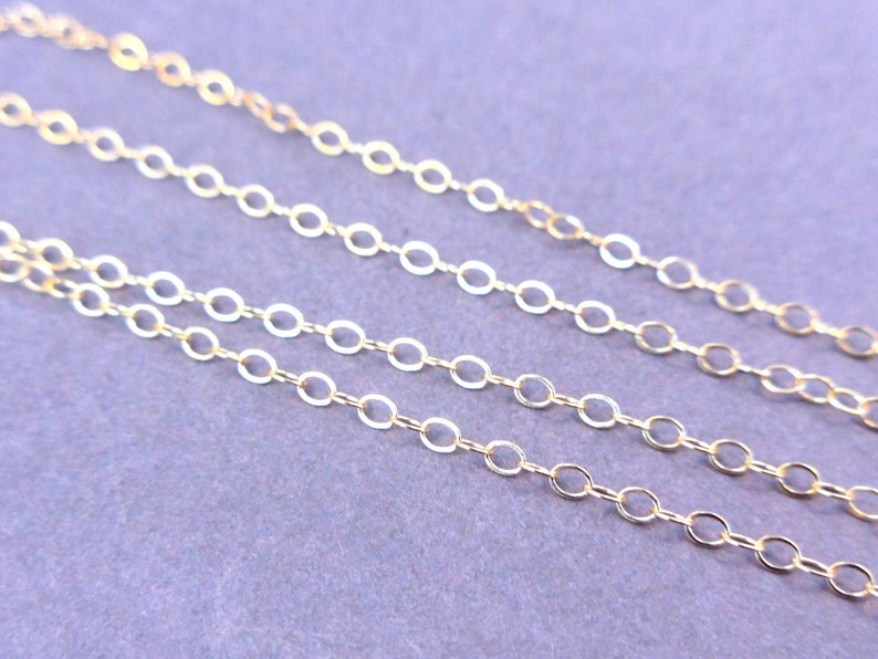 K&ouml;nnte beinhalten: Nahaufnahme einer goldenen Kettenkette mit mehreren Str&auml;ngen ovaler Glieder.