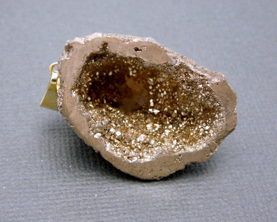 クォーツジオードハーフドゥルージーペンダント - 銅チタン処理済み