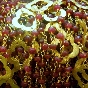 Catena con perline avvolte in filo di rubino tinto con trifoglio placcato oro - Catena stile rosario placcata oro - Catena per piede (CHN-118)
