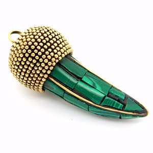 Groene malachiet mozaïek messing hoornhanger met kleine messing bol geaccentueerd dop (S93B3-02)