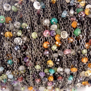 Różnorodny łańcuszek z kamieniami szlachetnymi na ciemnym mosiężnym ogniwie -- 3 STOPY (CHN-58)