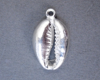 Colgante con dije de concha de cauri: colgante pequeño con dije de concha marina fundida en plata esterlina maciza (S14B8-11)