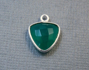 Colgante de trillón con forma de triángulo de ónix verde y bisel de plata de ley de 11 mm (S37B3-06)