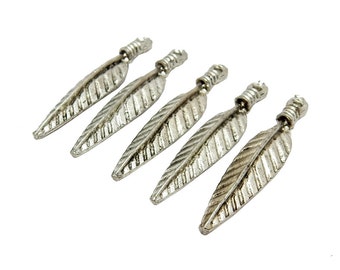 Op de afbeelding: Vijf zilveren verencharms met een getextureerd oppervlak. De charms zijn in de vorm van een blad en hebben een lus aan de bovenkant om aan sieraden te bevestigen.