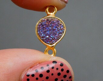 Connecteur pour pendentif Druzy avec lunette à double béquille -- Druzy violet mystique de 8 mm dans une lunette en forme de coeur plaquée or (S24B11-05)