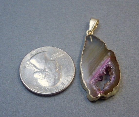 ピンクとタンのアゲートスライスと電気メッキの金縁のドゥルージー