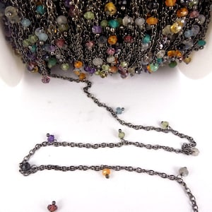 Różnorodny łańcuszek z kamieniami szlachetnymi na ciemnym łańcuszku z ogniwami z polerowanego mosiądzu -- 1 STOPA (CHN-58)