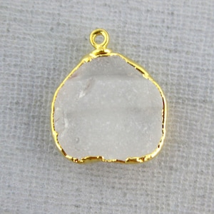 Charm pendentif de forme libre en verre de mer blanc avec bord plaqué or 24 carats - Design exclusif (S28B5-02)