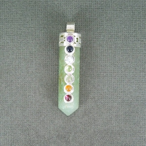 Jade Pencil Point Charm-hänge med chakra-ädelstenspärlor -- Jade Quartzite Point-hänge med försilvrad kappa och borgfäste (S31B7-02)