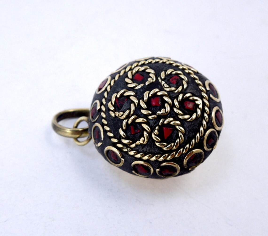 Pendentif Tibétain Porte-bonheur En Laiton Avec Turquoise D'imitation - Forme Lune
