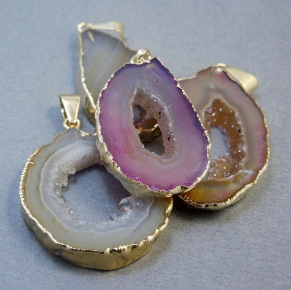 ピンクとタンのアゲートスライスと電気メッキの金縁のドゥルージー