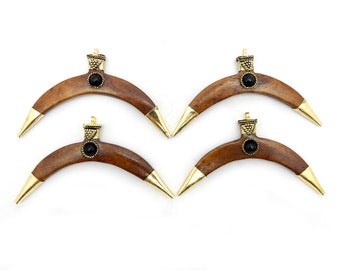 Peut inclure: Quatre pendentifs en forme de croissant de lune dorés et bruns avec des accents de pierres précieuses noires. Chaque pendentif a une boucle dorée en haut pour l'accrocher.