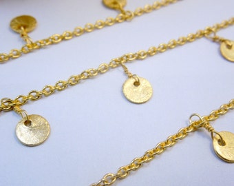Vergoldete Kette mit baumelnden Gold 8 mm Münzanhänger - 3 Meter (CHN-386)