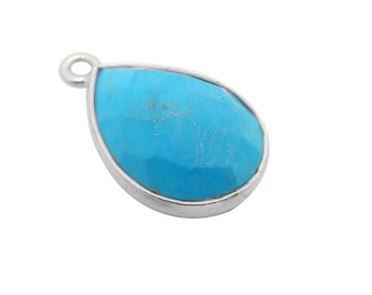 Op de afbeelding: Een turquoise traanvormige hanger met een zilveren bezel-setting en een zilveren bail.