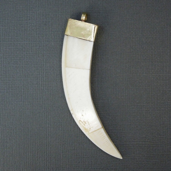 Pendentif en corne blanche en os tibétain avec capuchon en laiton - (S43B9)