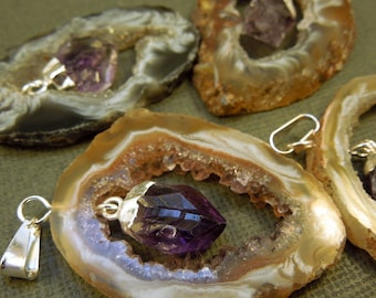 Colgante de ágata drusa con punta de cristal de amatista y enganche de plata