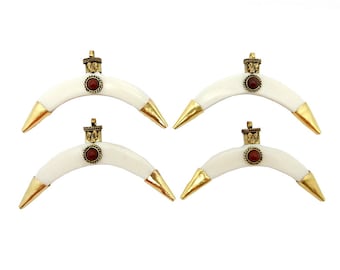 Pendentif double corne en croissant d'os blanc avec capuchons en laiton accentués de pierres précieuses (S78B11)