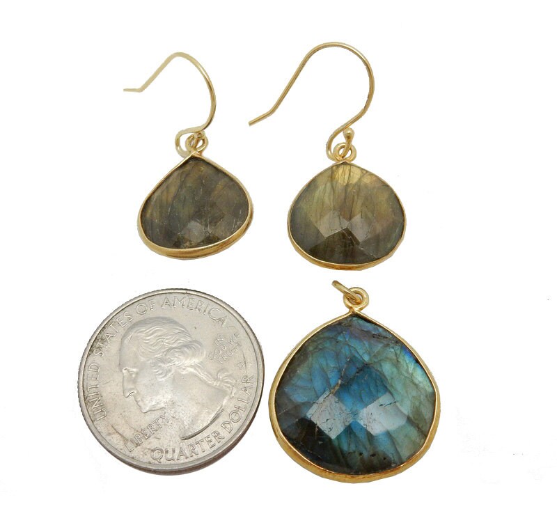 ピアス Deco 24K Gold Plated Green Onyx Drop Earrings Akong London Deco 24K Gold Plated Green Onyx Drop Earrings