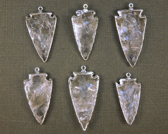 Colgante con punta de flecha de cuarzo cristalino con borde de plata galvanizada S76B2-06